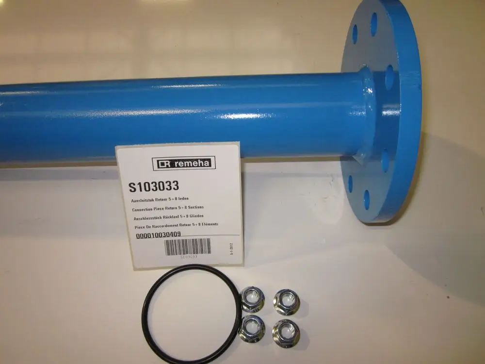 Blaues Verbindungselement mit Flansch und vier Bohrungen, dazu Ring und Schrauben, Produktdetails von Remeha im Vordergrund.